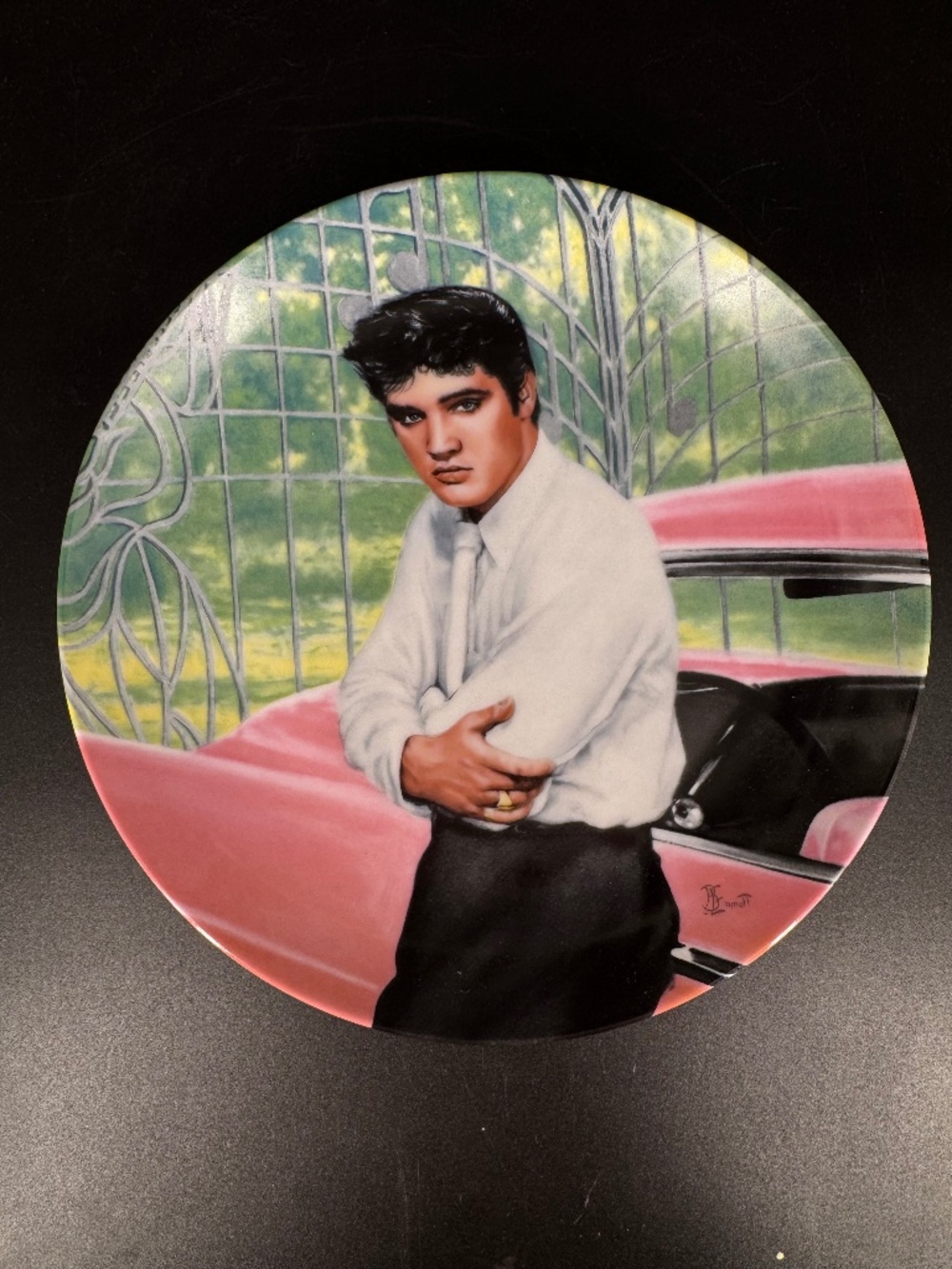 ELVIS AT THE GATES OF GRACELAND Plate Elvis Presley: Looking at a Legend
